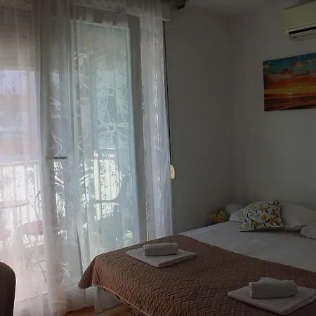 Teuta - Private Parking Apartamento Split